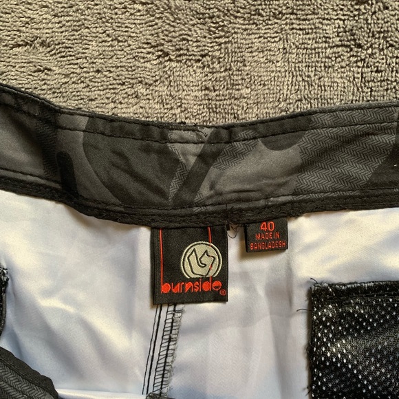 NWT Men’s Burnside Camp Shorts - Picture 2 of 3